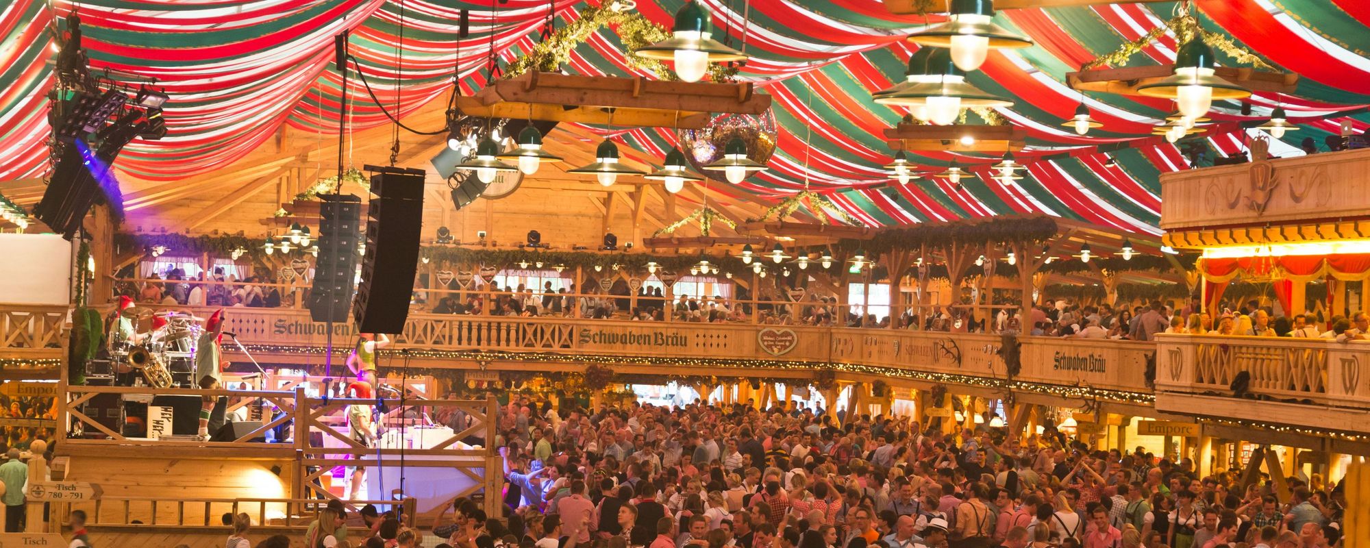 Blick in ein vollbesetztes Bierzelt mit vielen Menschen