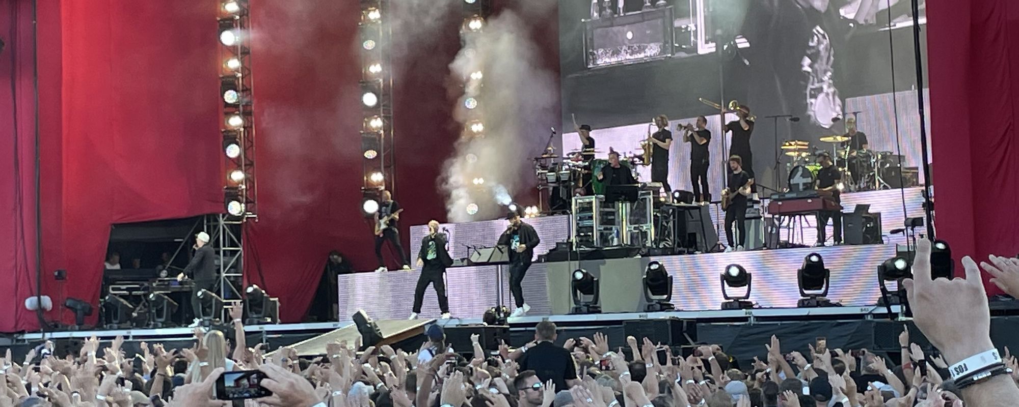 Die Fantastischen Vier bei einem ihrer Auftritte auf dem Wasen mit feierndem Publikum vor der Bühne