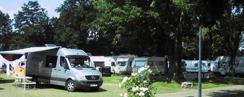 Campingplatz mit einem Transporter, der als Camper genutzt wird.