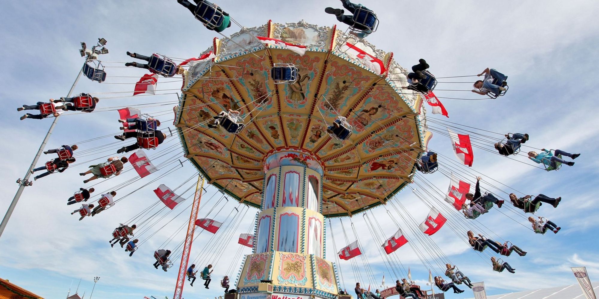 Ein voll besetztes Kettenkarussell auf dem Cannstatter Volksfest