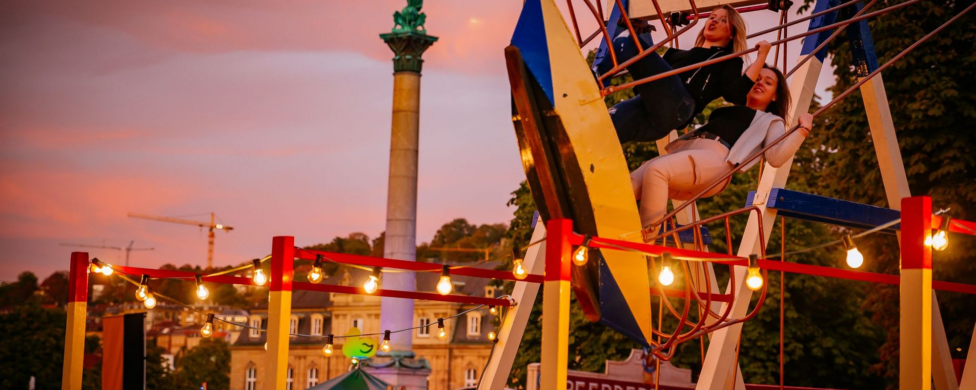 Zwei junge Frauen in einer Schiffsschaukel auf dem Historischen Volksfest 2018 auf dem Schlossplatz