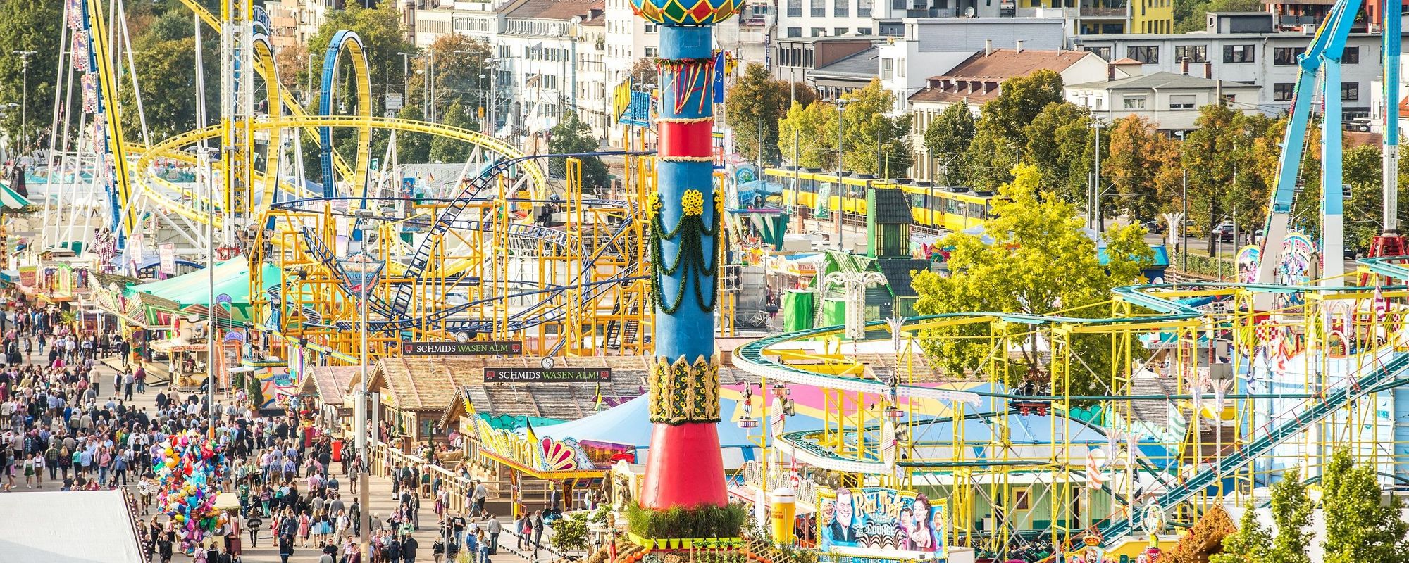 Blick auf die Fruchtsäule aus der Vogelperspektive. Eine große Menschenmenge bahnt sich den Weg über den Platz