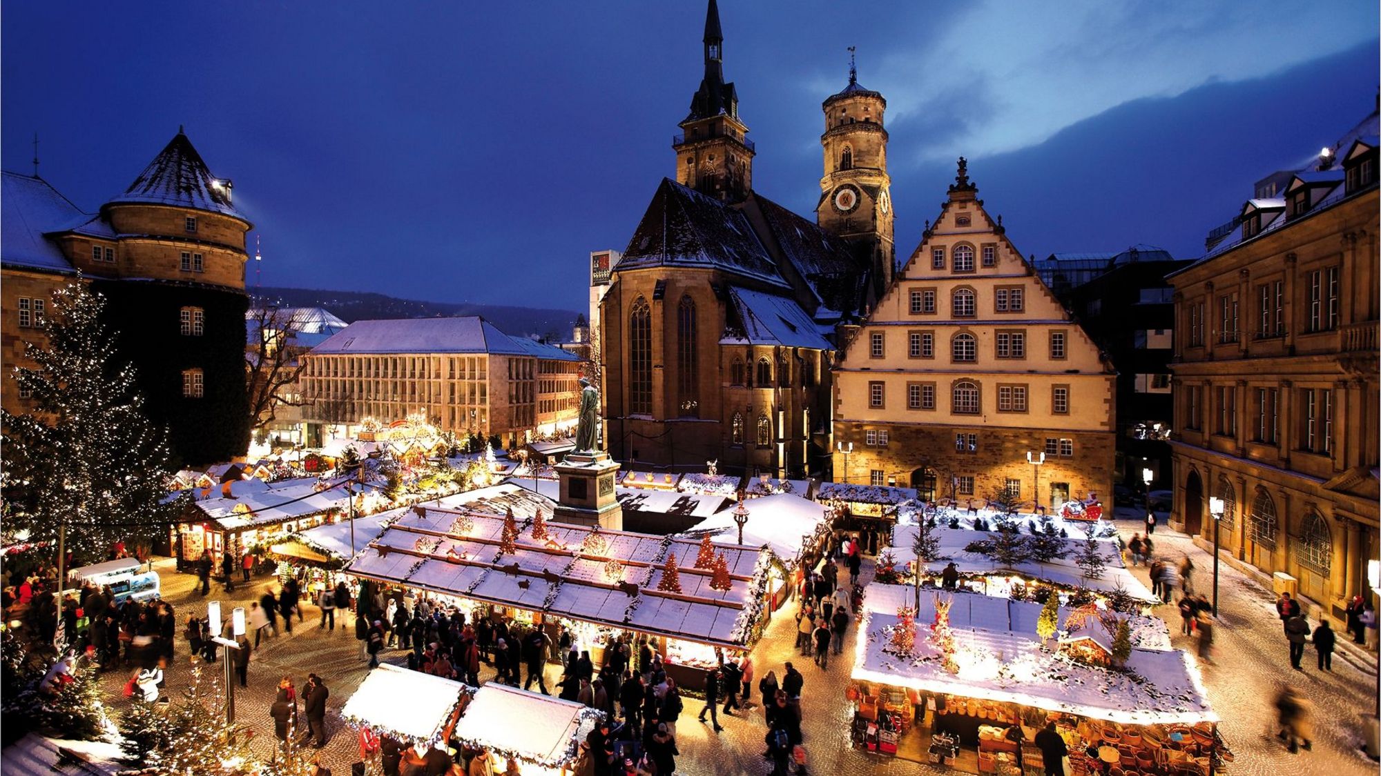 Blick auf den Weihnachtsmarkt am Schillerplatz in der Dämmerung