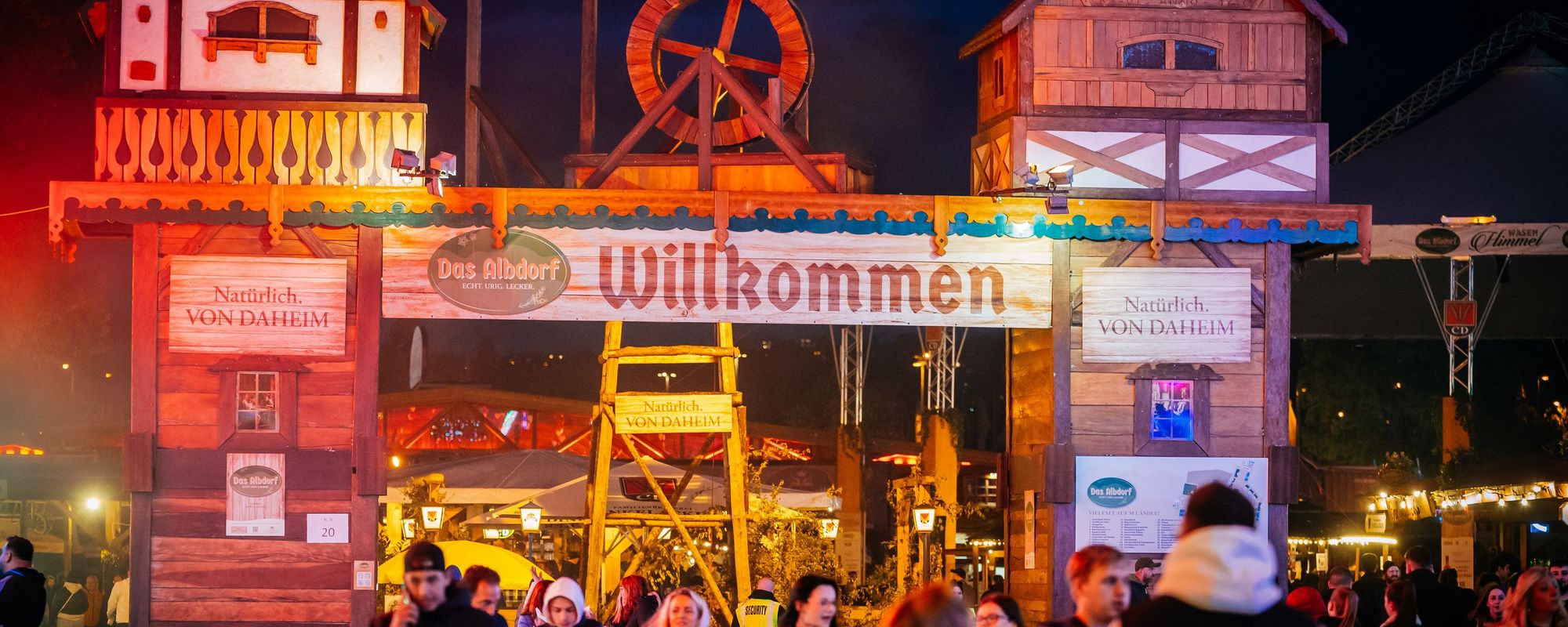 Der Eingang des Albdorfs bei Dunkelheit mit Beleuchtung. 