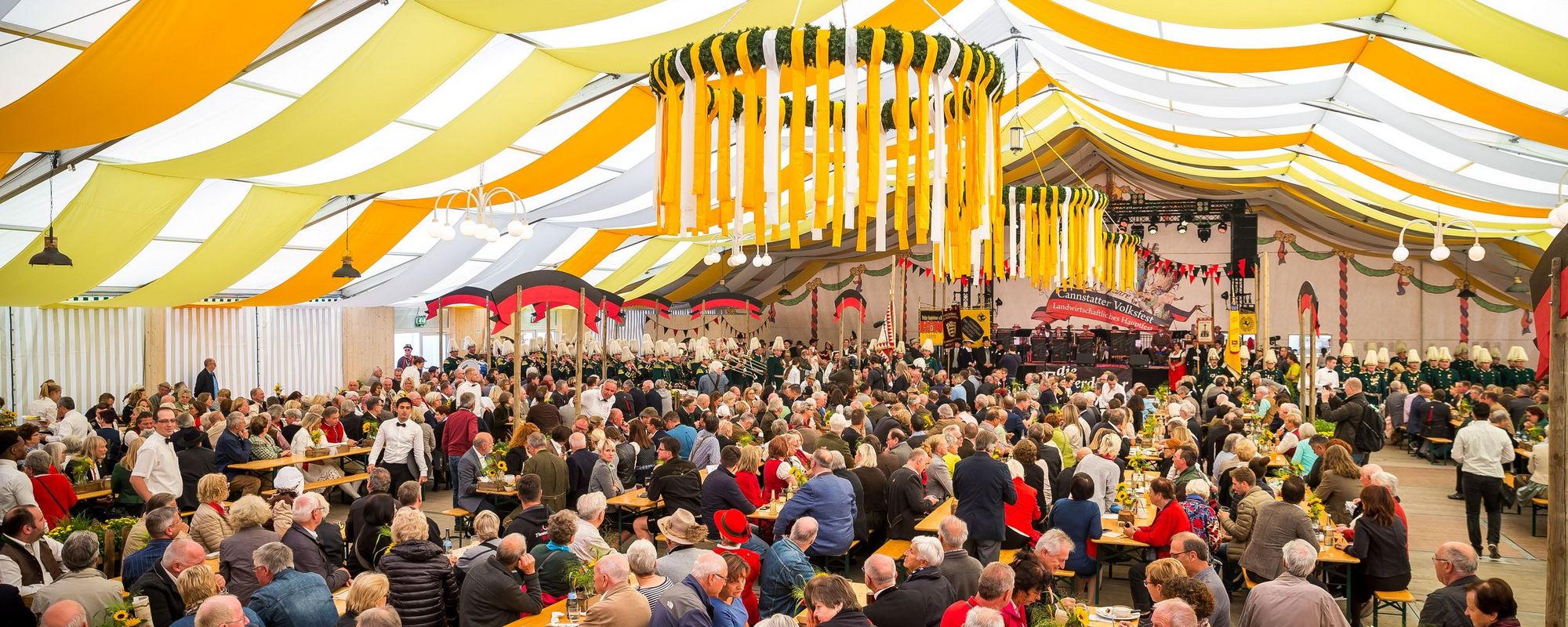 Ein vollbesetztes Bierzelt auf dem Histroischen Volksfest 2018