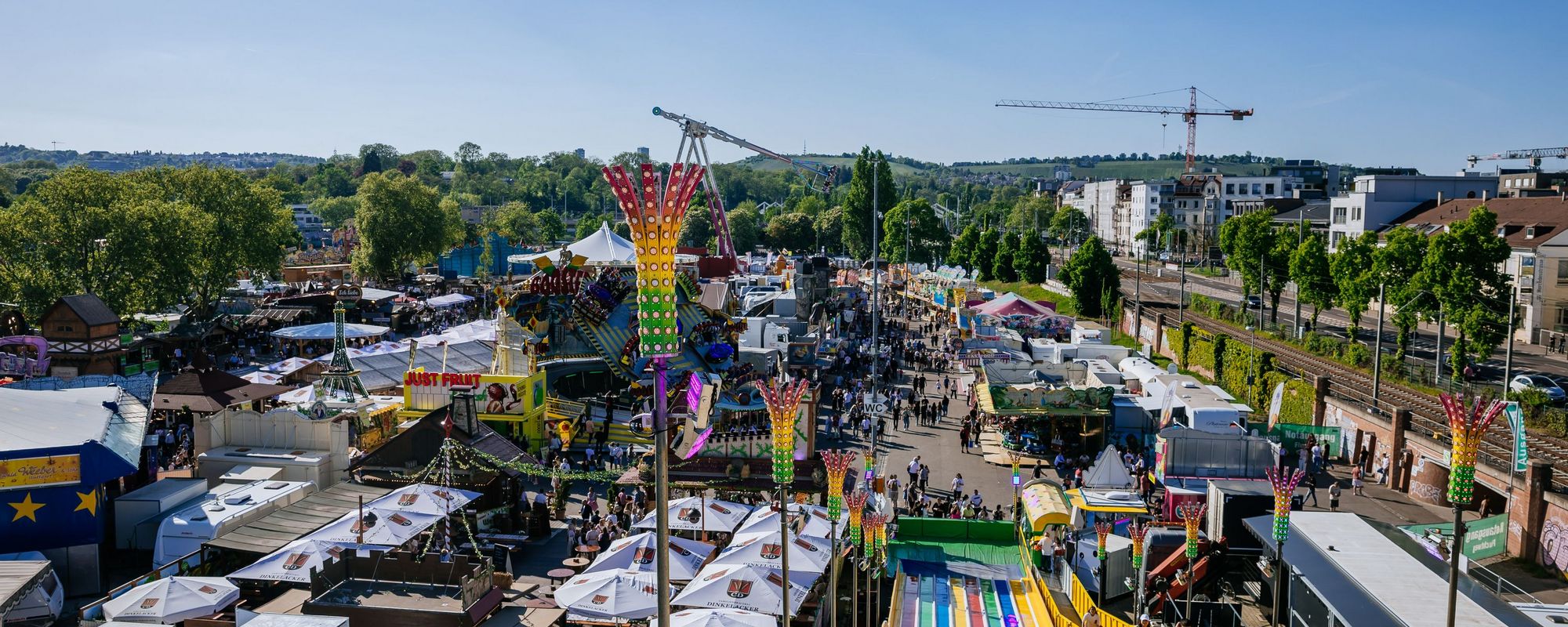 Blick von der Super Rutsche auf das Stuttgarter Frühlingsfest 2025