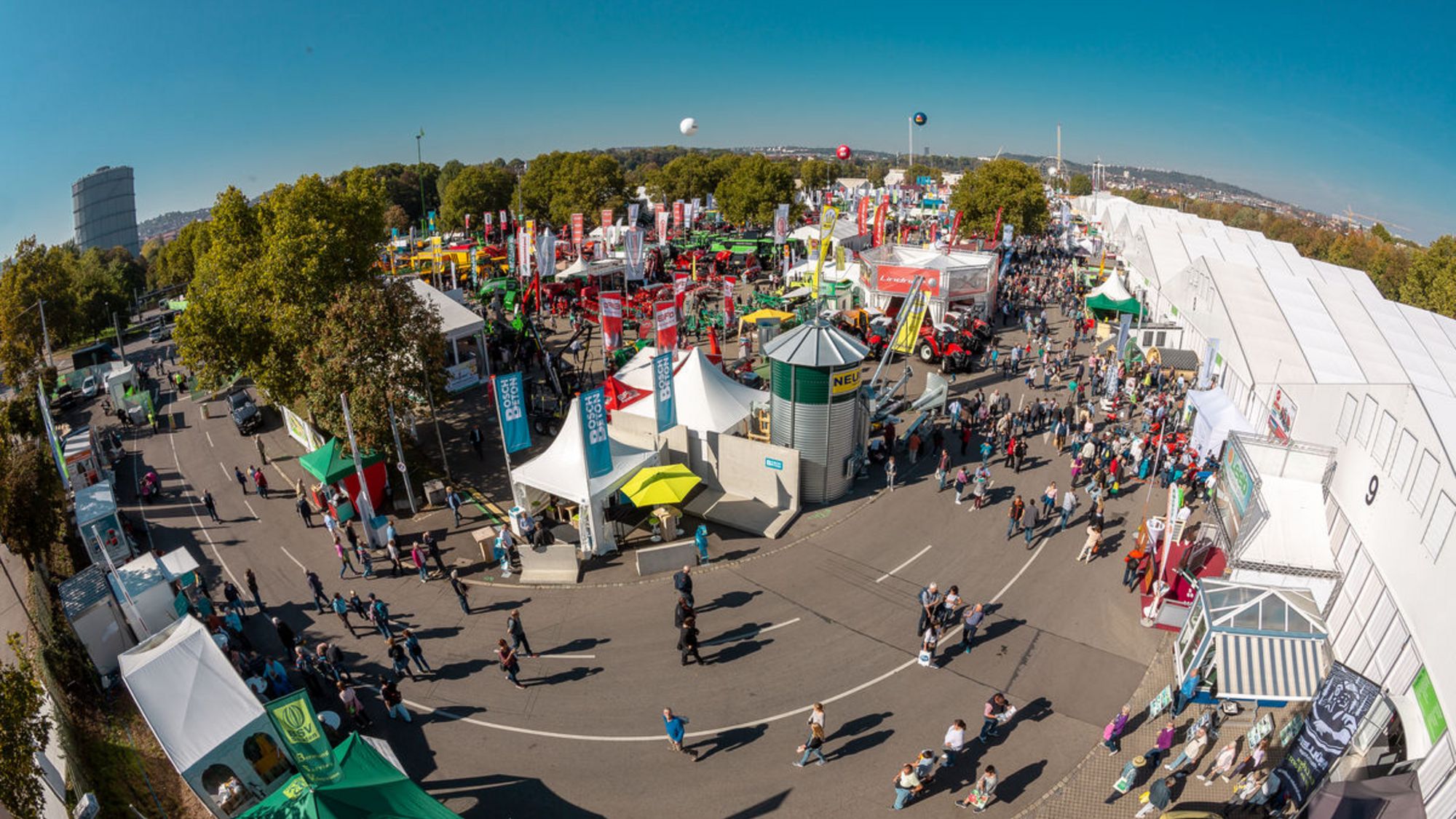 Luftaufnahme vom Landwirtschaftlichen Hauptfest mit dem Zelt und den Laufwegen zwischen den ausgestellten Landwirtschaftsfahrzeugen