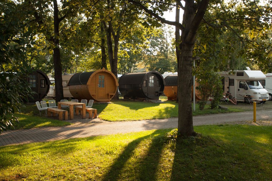Mobile Homes auf einem Campingplatz in schönem Licht bei Sonnenaufgang