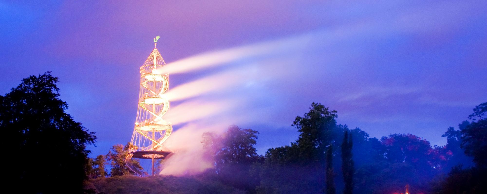 Der Killesberg-Turm während der Lichtershow mit Strahlern in den Nachthimmel