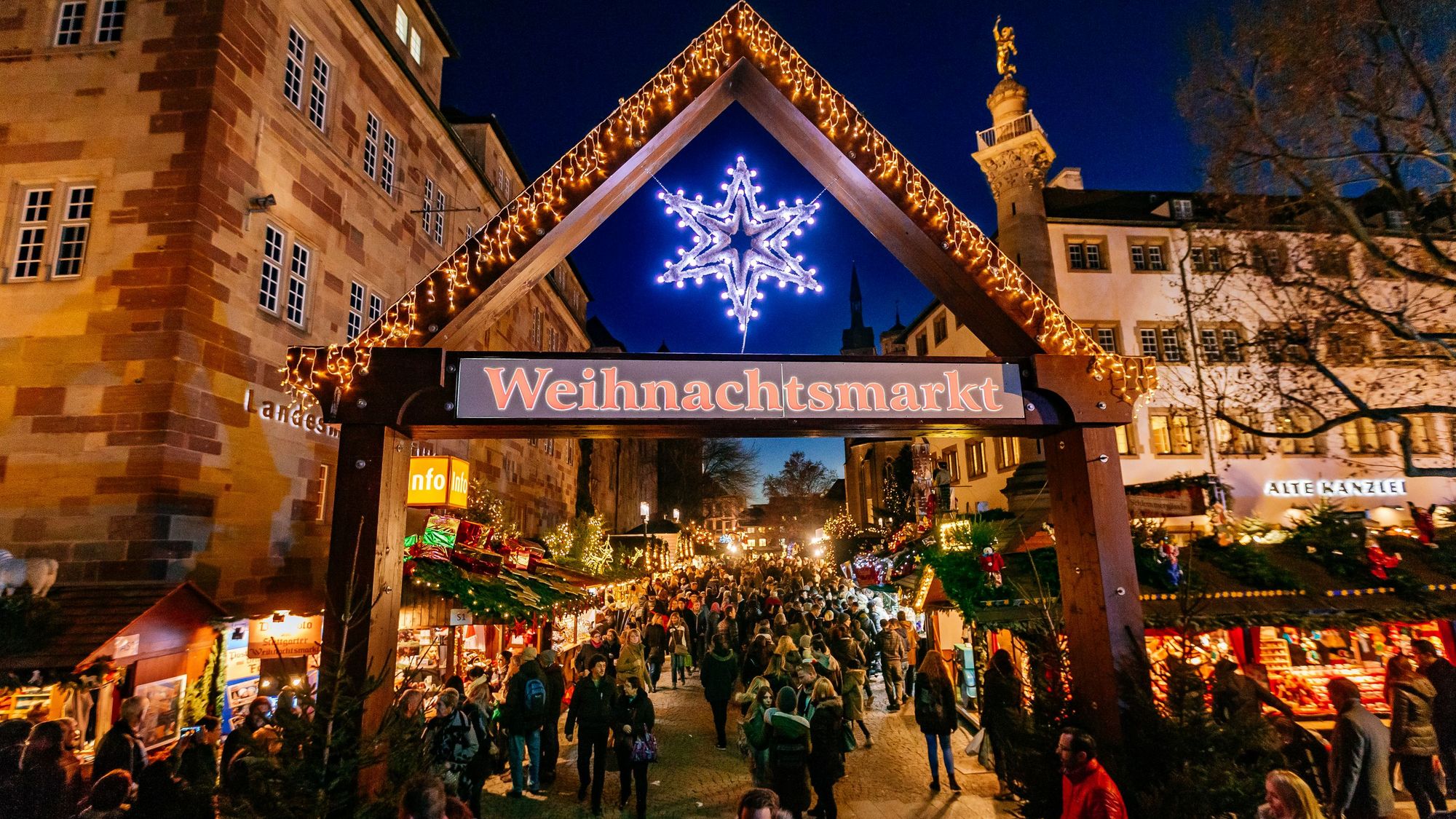 Das Eingangstor des Stuttgarter Weihnachtsmarktes am Schillerplatz