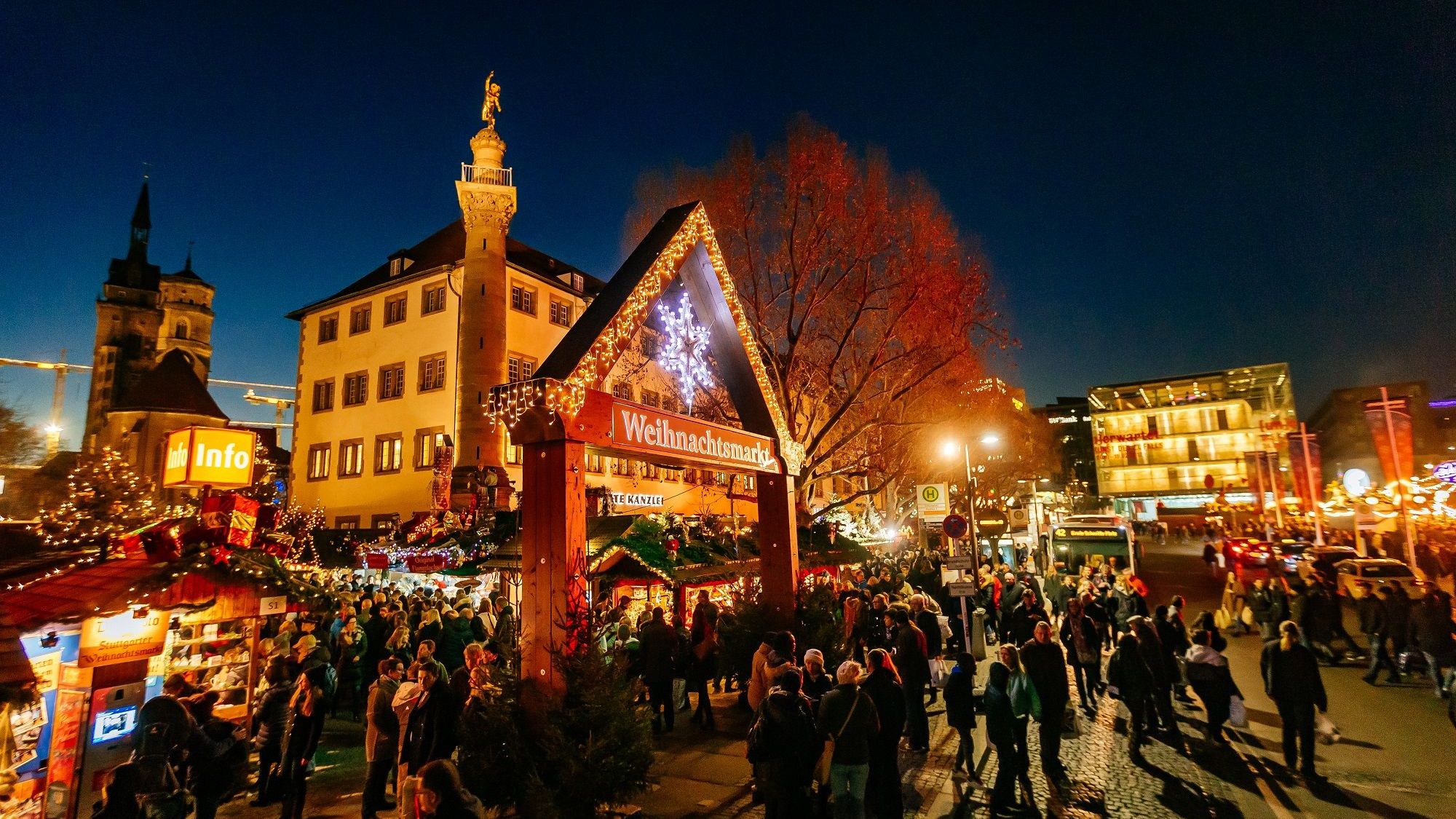 Das Eingangstor des Stuttgarter Weihnachtsmarktes am Schillerplatz - Menschen strömen auf den Weihnachtsmarkt